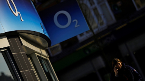 Una tienda del operador de telefonía móvil O2, de Telefónica, en la ciudad inglesa de Loughborough. REUTERS/Darren Staples