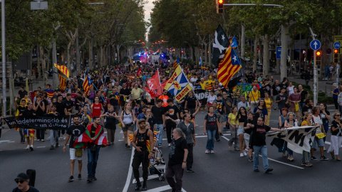 Decenas de manifestantes durante una concentración por el 1-O, a 1 de octubre de 2023, en Barcelona, Catalunya.