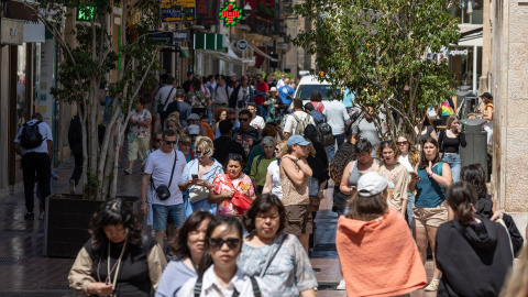 24/05/2024 Varios turistas se hacen fotos en las calles del centro de Palma de Mallorca, a 24 de abril de 2024.