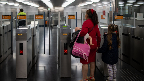 Dos personas en la estación de Renfe y Metro 'La Sagrera', a 12 de mayo de 2024, en Barcelona.