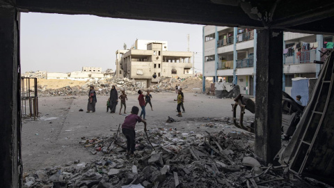 Un grupo de palestinos desplazados se aloja en una escuela de la UNRWA destruida después de que el Ejército israelí les pidiera evacuar la ciudad de Rafah.