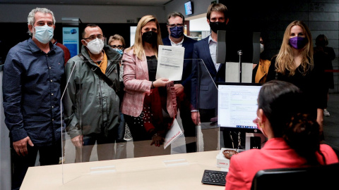 (De izq. a der.) Los concejales David Torrens (JxCAT), Toni Flores( Guanyem), Teresa Gonzalez (PSC), Alex Montornes (ERC) y Aida Llauradó (En Comú Podem), representantes de los grupos municipales de la oposición en el Ayuntamiento de Badalona registran