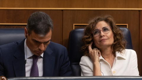 El presidente del Gobierno, Pedro Sánchez, y la vicepresidenta primera y ministra de Hacienda, María Jesús Montero, durante una sesión de control en el Congreso de los Diputados, a 22 de mayo de 2024, en Madrid.