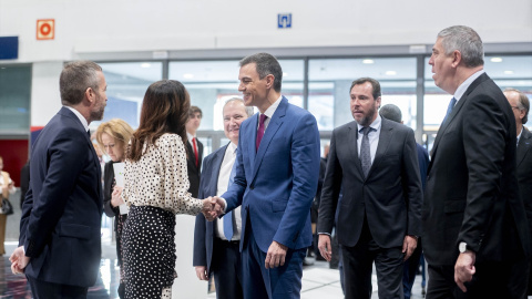 El presidente del Gobierno, Pedro Sánchez (c), saluda a su llegada a la tercera jornada de la 44ª edición de la Feria Internacional de Turismo, Fitur 2024, en IFEMA Madrid