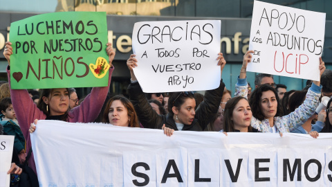 26/1/24 - Decenas de personas durante una concentración para reclamar una solución para la UCI Pediátrica de La Paz.