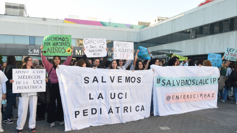 26/1/24 - Decenas de personas durante una concentración para reclamar una solución para la UCI Pediátrica de La Paz, frente al edificio Materno-Infantil del hospital, a 24 de enero de 2024, en Madrid.