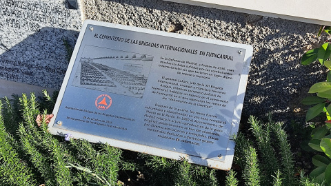 Placa informativa sobre el cementerio de las Brigadas Internacionales