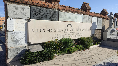 Placa en honor a los combatientes extranjeros llegados a la capital para defenderla de los sublevados