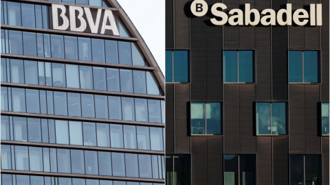 Los logos del BBVA y del Banco Sabadell, en sus respectivas sedes corporativas en el norte de Madrid y en Sant Cugat del Vallés (Barcelona).