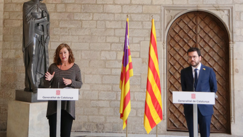 La presidenta de les Illes, Francina Armengol, i el de Catalunya, Pere Aragonès, després de la reunió que han mantingut aquest divendres al Palau de la Generalitat.