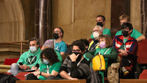 23/02/2022 - Activistes de la PAH seguint el debat sobre la llei antidesnonaments al Parlament.