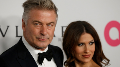 El actor Alec Baldwin y su esposa Hilaria Baldwin posan en la alfombra roja en el acto del 25 aniversario de la Fundación Elton John contra el SIDA, en la Catedral de San Juan el Divino, de Nueva York, en noviembre de 2017. REUTERS/Shannon Stapleton