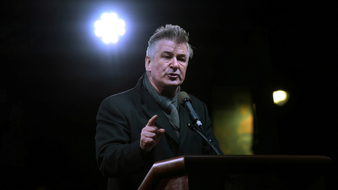 El actor Alec Baldwin interviene en una protesta contra Donald Trump, frente al Trump International Hotel de New York City, en enero de 2017. REUTERS/Stephanie Keith