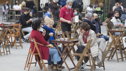 Una terraza llena de gente durante el primer día del puente de Semana Santa, en Gijón, a 1 de abril de 2021.