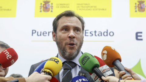 Óscar Puente, atiende a la prensa durante su asistencia a la Feria Internacional de Turismo, a 24 de enero de 2024.