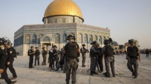 Tensión entre palestinos y la policía israelí en la Explanada de las Mezquitas de Jerusalén