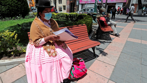 14/10/2021 Elizabeth Zenteno se sienta en una banca en una plaza del centro de La Paz (Bolivia).