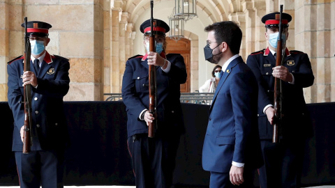 El nuevo presidente de la Generalitat, Pere Aragonès (2d), sale tras ser elegido por mayoría absoluta en la segunda jornada del debate de investidura celebrado en el Parlament este viernes.