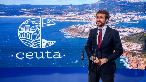 El presidente del PP, Pablo Casado, ofrece declaraciones a los medios desde el stand de Turismo de Ceuta, en Fitur 2021, a 20 de mayo de 2021, en Madrid (España).