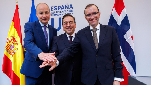 El ministro de Asuntos Exteriores español, José Manuel Albares, junto a sus homólogos de Noruega e Irlanda tras su comparecencia en Bruselas.