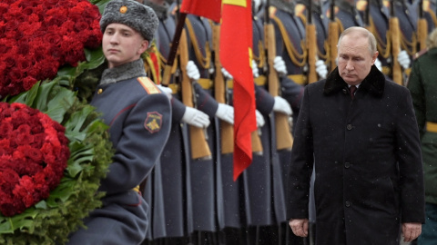 El presidente ruso Putin asiste a la ceremonia de colocación de una ofrenda floral  en la Tumba del Soldado Desconocido, en el Muro del Kremlin, en Moscú, en el día del Defensor de la Patria. Sputnik/Aleksey Nikolskyi/Kremlin/REUTERS