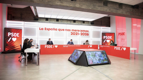 El secretario general del PSOE y presidente del Gobierno, Pedro Sánchez (c) junto con la vicepresidenta del Gobierno, Carmen Calvo (c-d) y el ministro de Transportes, José Luis Ábalos (c-i) durante la reunión "online" de la Permanente de la Ejecutiva 