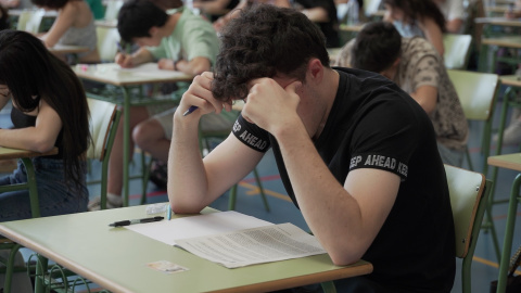 Imagen de archivo de un estudiante durante una de las pruebas de la EBAU en 2022.