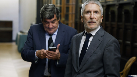 El ministro del Interior, Fernando Grande-Marlaska (d), junto al ministro para la Transformación Digital y de la Función Pública, José Luis Escrivá, antes de participar en Los Desayunos del Ateneo este viernes en Madrid.