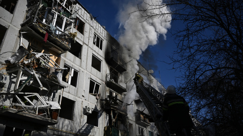 Los bomberos apagan un incendio en un edificio en la ciudad de Chuguiv, en el este de Ucrania, causado por los bombardeos rusos de este 24 de febrero.