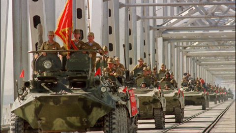 Un convoy de vehículos blindados del ejército soviético cruza un puente en Termez, el 21 de mayo de 1988 en la frontera entre la Unión Soviética y Afganistán.