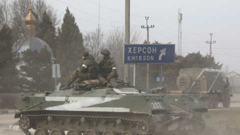 Un tanque con una 'z' en una calle de Armyansk (Crímea).