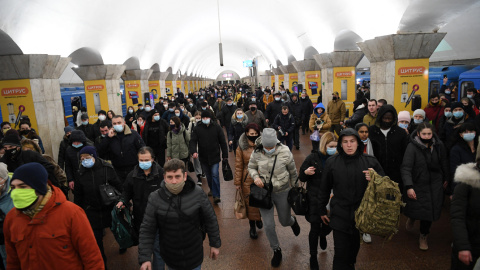 Cientos de personas se refugian de los bombardeos en el metro de Kiev este jueves, tras el inicio de la operación militar rusa contra Ucrania.