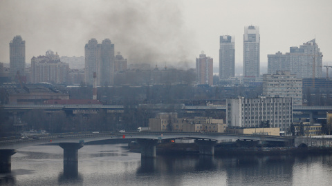 Columnas de humo cerca del Ministerio de Defensa de Ucrania, en Kiev, después de que el presidente ruso, Vladimir Putin, lanzara una operación militar contra el país este jueves.