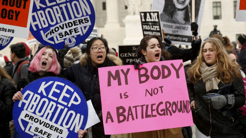 Imagen de enero de 2016 de  partidarios del aborto  frente al Tribunal Supremo de EEUU durante la marcha parqa conmemorar  el 43 ° aniversario del histórico fallo Roe vs Wade de 1973 de la Corte Suprema que despenalizó la interrupción del embarazo. RE