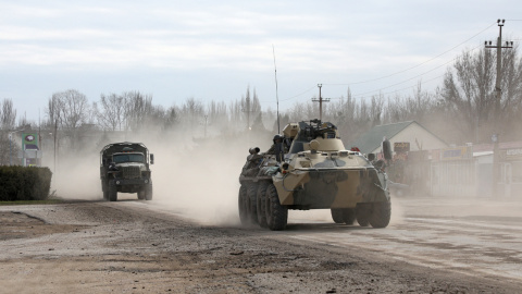 Vehículos militares circulan por una calle de la ciudad de Armyansk, Crimea, después de que el presidente ruso, Vladimir Putin, autorizara una operación militar en el este de Ucrania.