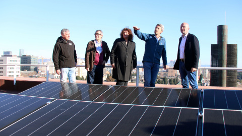 El conseller d'Acció Climàtica, David Mascort, conversa amb veïns al terrat on han fet una instal·lació fotovoltaica d'autoconsum