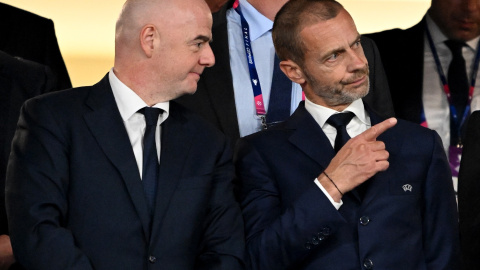 El presidente de la FIFA, Gianni Infantino, y el presidente de la UEFA, Aleksander Čeferin, en las gradas antes del partido de fútbol de la final de la UEFA Champions League entre el Manchester City FC y el Inter de Milán en el Estadio Olímpico Atatü