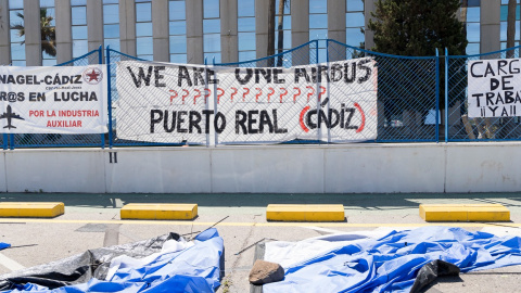 Cartel a las puertas de la factoría de Airbus en Puerto Real.