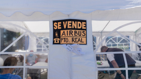 Cartel a las puertas de la factoría de Airbus en Puerto Real.