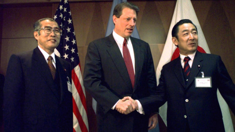 El vicepresidente estadounidense Al Gore se da la mano con el primer ministro japonés Ryutaro Hashimoto, antes de sus conversaciones en la Cumbre del Clima de Kyoto de 1997, la COP3.