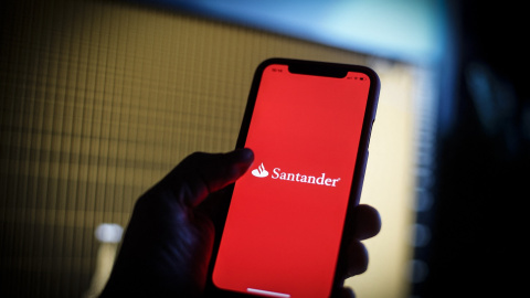 El logo del Banco Santander en un teléfono móvil. AFP/Jaap Arriens/NurPhoto