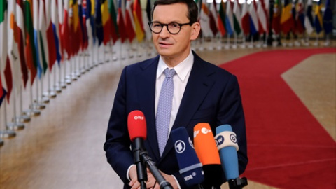 El primer ministro de Holanda, Mateusz Morawiecki, habla con los medios de comunicación cuando llega el primer día de una cumbre de la Unión Europea en el Consejo Europeo.