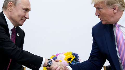 En esta foto de archivo tomada el 28 de junio de 2019, el presidente de los Estados Unidos, Donald Trump, asiste a una reunión con el presidente de Rusia, Vladimir Putin, durante la cumbre del G20 en Osaka.