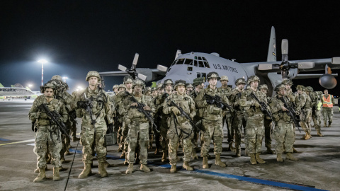 Una fotografía facilitada por el Ministerio de Defensa de Letonia muestra a los primeros 40 soldados de la 173.ª Brigada Aerotransportada del Ejército de EE. UU. tras descender de un avión militar en Letonia, el 24 de febrero de 2022.