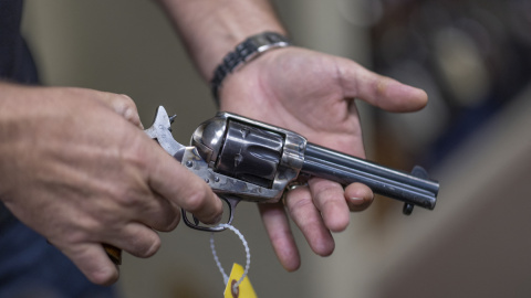 El experto en utilería Guillaume Delouche de Independent Studio Services sostiene una pistola de época. Los Ángeles, California, el 22 de octubre de 2021.