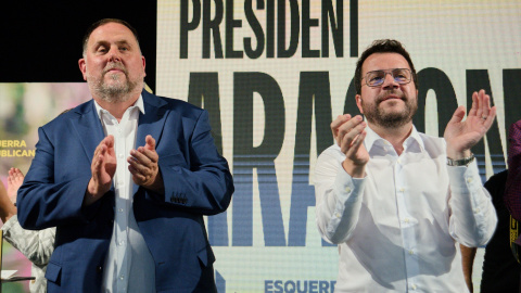 El presidente de la Generalitat y candidato Pere Aragonès (d) y el presidente de ERC Oriol Junqueras (i), durante un mitin de ERC, a 10 de mayo de 2024, en Tarragona, Catalunya (España).