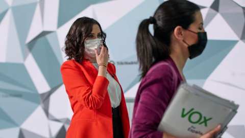 La presidenta en funciones de la Comunidad de Madrid, Isabel Díaz Ayuso y la portavoz de Vox en la Asamblea de Madrid, Rocío Monasterio, en el primer debate electoral de la campaña del 4M.