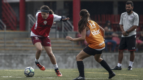 Niñas juegan durante la prueba de selección para ser parte del equipo de fútbol femenino sub-15 del Sao Paulo FC en Sao Paulo, Brasil, el 22 de abril de 2019.