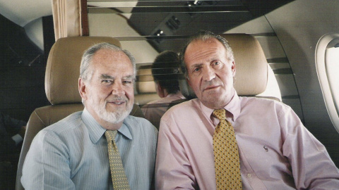 Manuel Prado y Juan Carlos I, a bordo de su avión privado en un viaje a Austria para cazar ciervos.