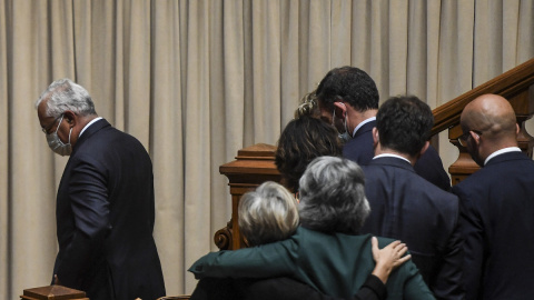 El primer ministro portugués Antonio Costa, a la izquierda de la imagen, se marcha después de la votación del presupuesto del gobierno para 2022 en el Parlamento portugués en Lisboa, el 27 de octubre de 2021.